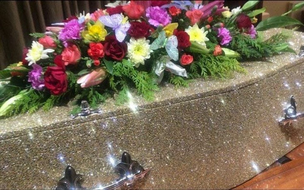 Caixões e Urnas funerárias coloridos e com glitter é a aposta para funerais instagramáveis