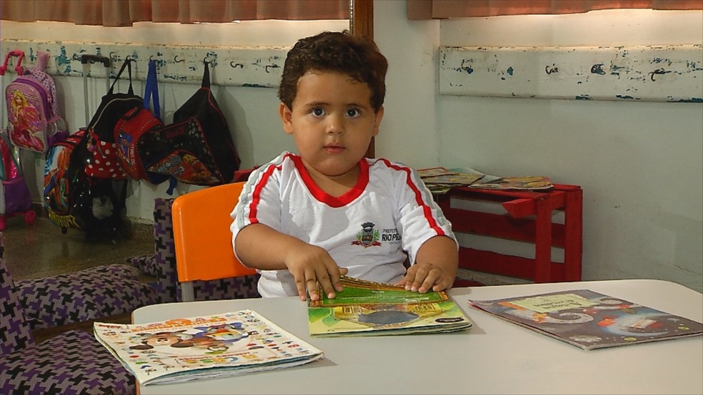 Garotinho brasileiro de dois anos já sabe ler