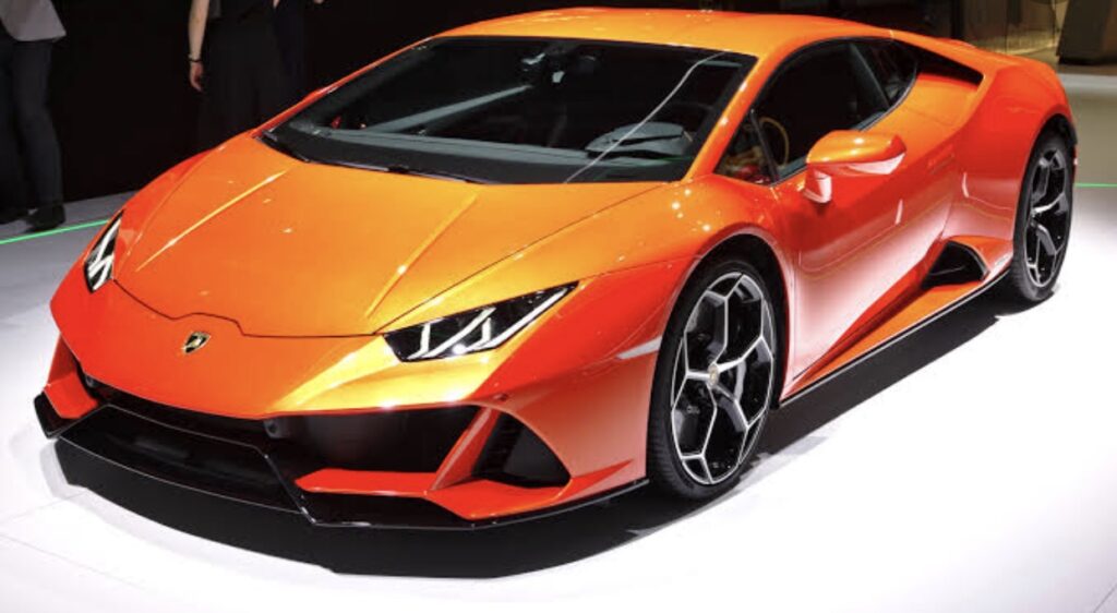 Homem compra Lamborghini e mais luxos com auxílio do governo