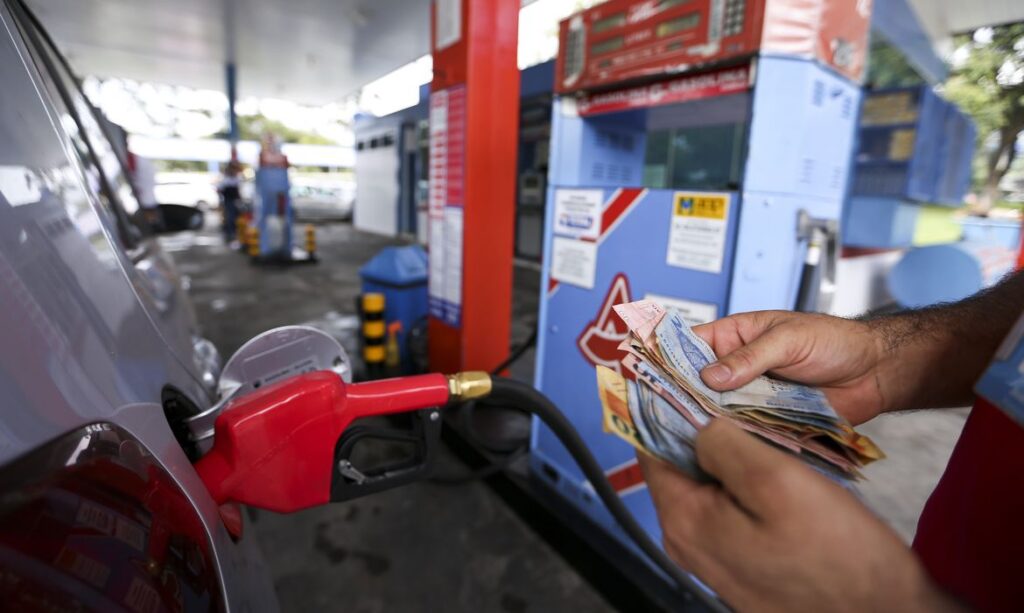 Gasolina bate novo recorde e custa R$ 8,599 o litro em alguns postos de São Paulo