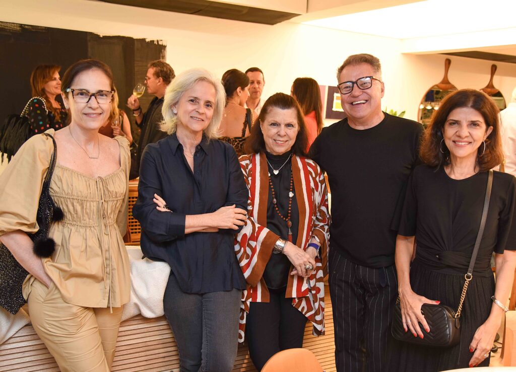 Designer Jader Almeida recebeu convidados para abertura exposição Infinity Skin no Rio de Janeiro