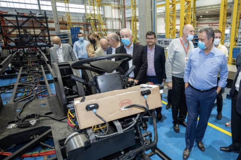 Rui Costa visita fábrica da BYD em Campinas e acompanha montagem de ônibus elétricos adquiridos pelo Governo do Estado