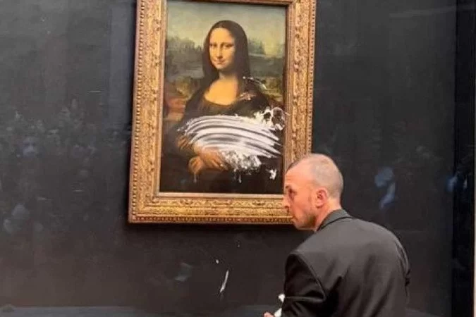 Monaslisa de Leonardo da Vince, avaliada em 2014 , por $U 5,5 bilhões de dolares, sofre vandalismo