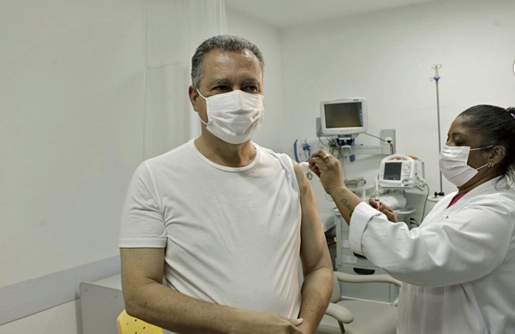 Governador da Bahia recebe quarta dose da vacina contra a Covid-19