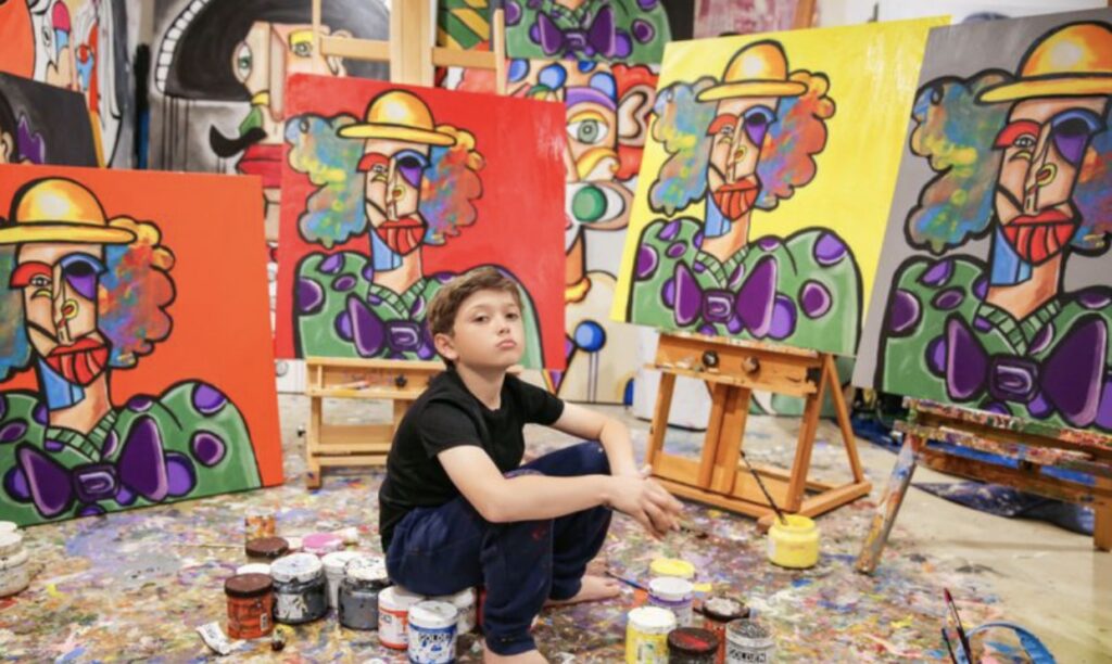 “Pequeno Picasso’ de 11 anos pinta quadros vendidos por até R$ 777,5 mil