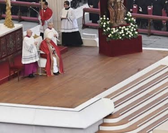 Papa Francisco celebra missa de corpo presente de Bento XVI