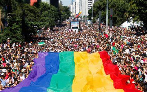 Parada LGBT+ de SP mira luta social por direitos iguais