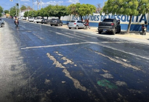 Calor de quase 39ºC derrete asfalto de rua em Santa Quitéria, no Ceará