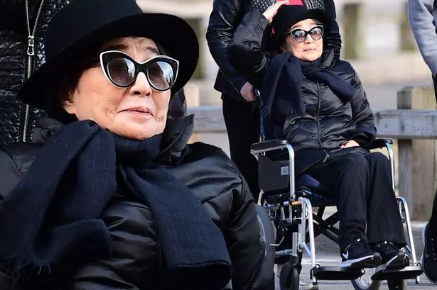 Viúva de JOnh Lenon está doente e usa cadeira de rodas